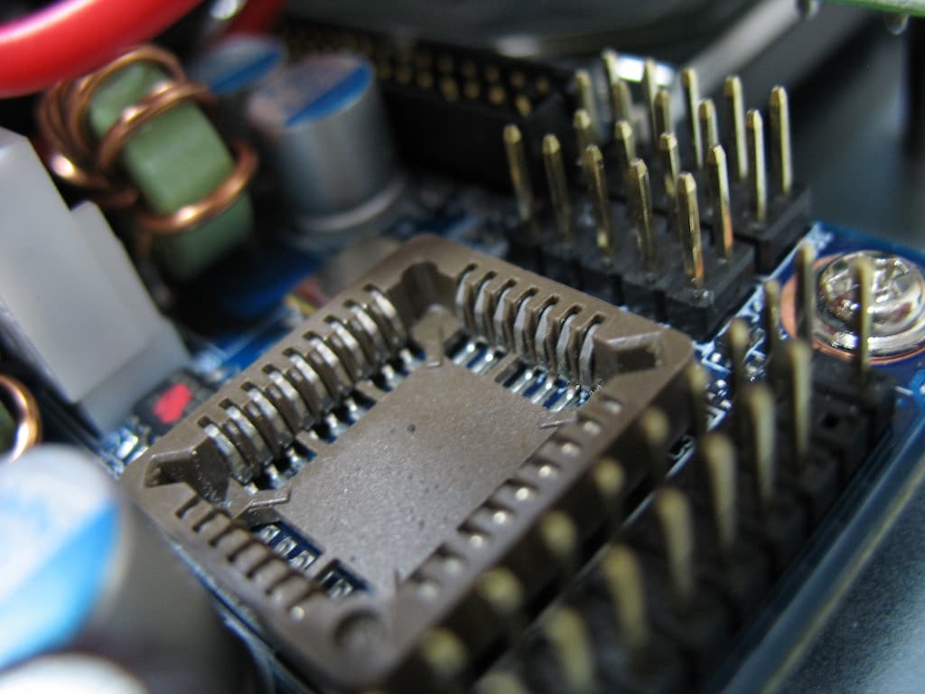 /openwrt/flashrom/raw/commit/51a7275a317026d55246fa5aa1f5da42606fe520/doc/user_docs/Empty_plcc32_socket.jpg