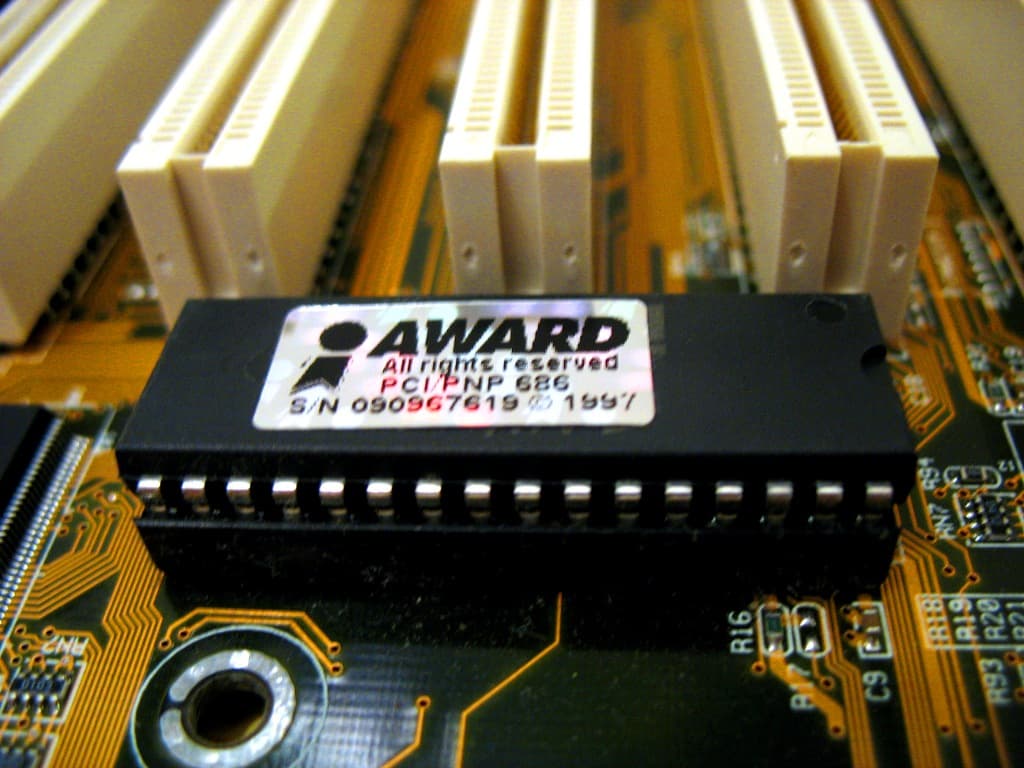 /openwrt/flashrom/raw/commit/5a4abf6a3cbc546a3c4cae70c9ca4ba3296ef571/doc/user_docs/Dip32_in_socket.jpg