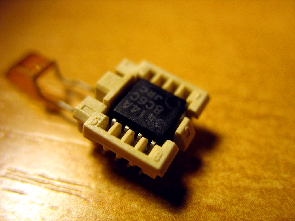 /openwrt/flashrom/raw/commit/ad6d288b4564f7acc53cd842453aa78b664aa72e/doc/user_docs/Soic8_socket_with_chip_inserted.jpg