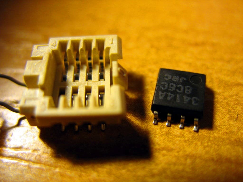 /openwrt/flashrom/raw/commit/b41fc1709998dd3eba48b042a00db509503bf2fb/doc/user_docs/Soic8_socket_with_chip.jpg